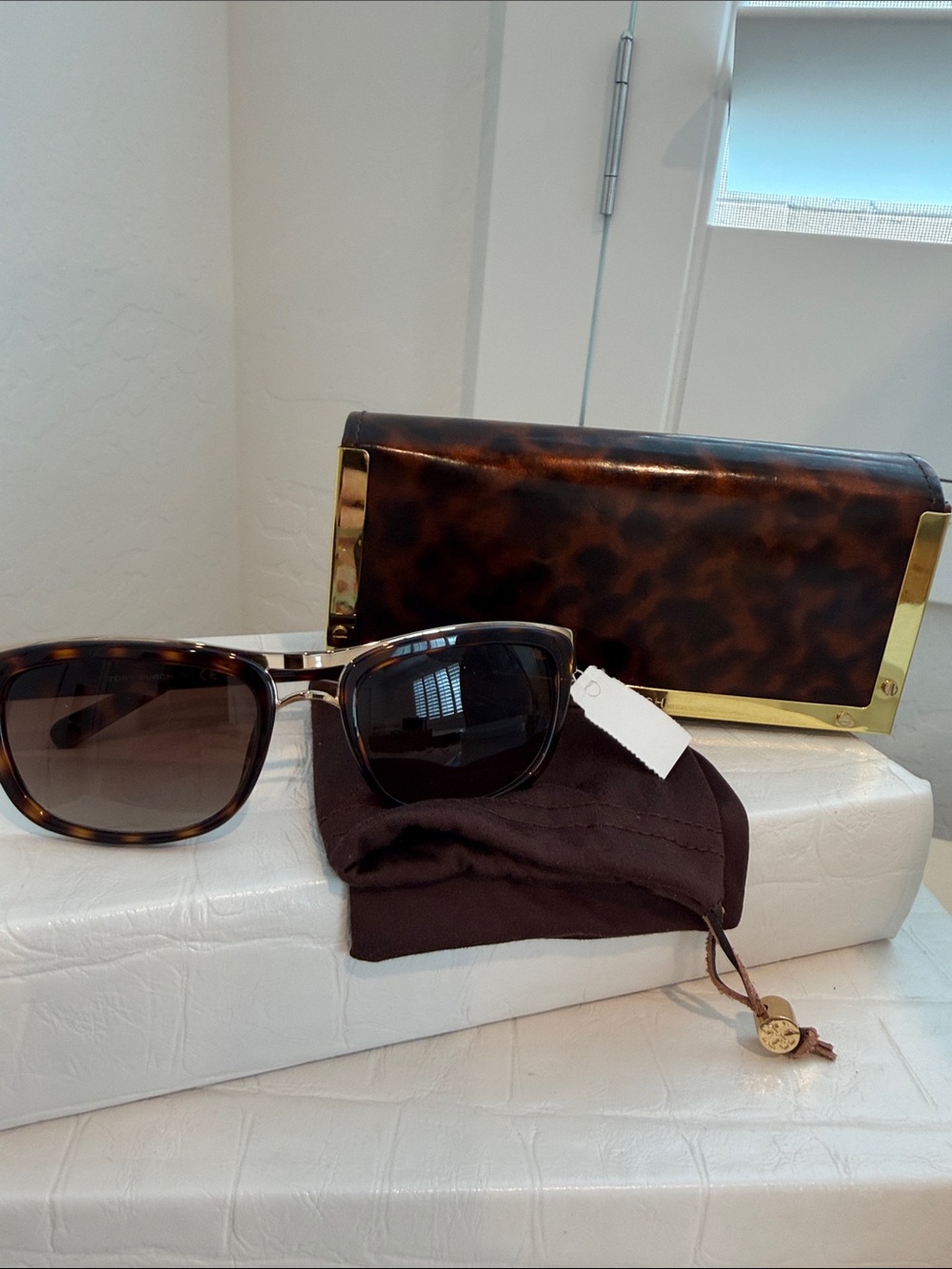 NWT Tory Burch TY9008 Women's Tortoiseshell Sunglasses - Brown Gradient Lenses